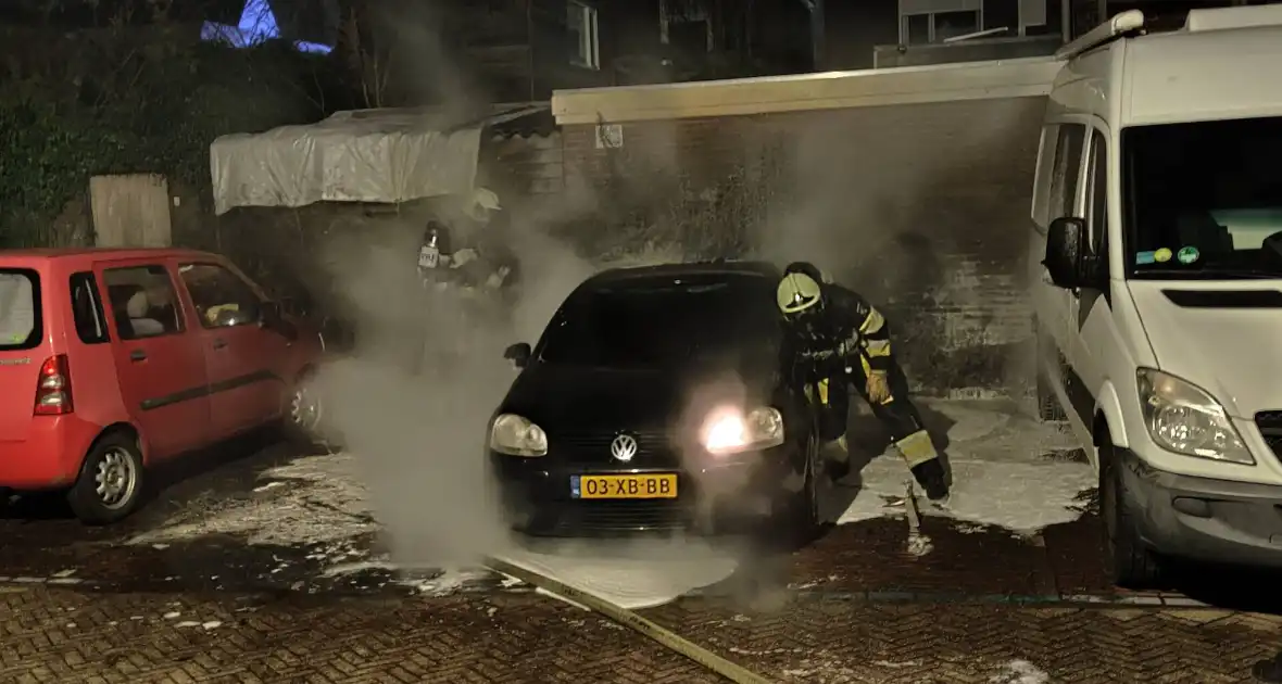 Auto uitgebrand op parkeerplaats - Foto 2