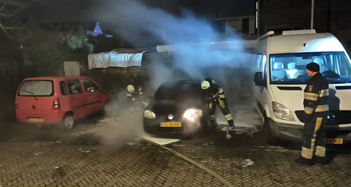 Auto uitgebrand op parkeerplaats - Foto 3