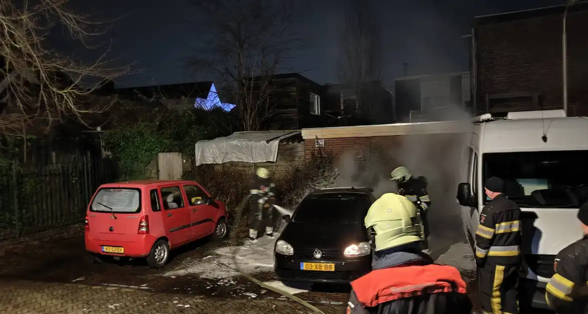 Auto uitgebrand op parkeerplaats - Foto 4