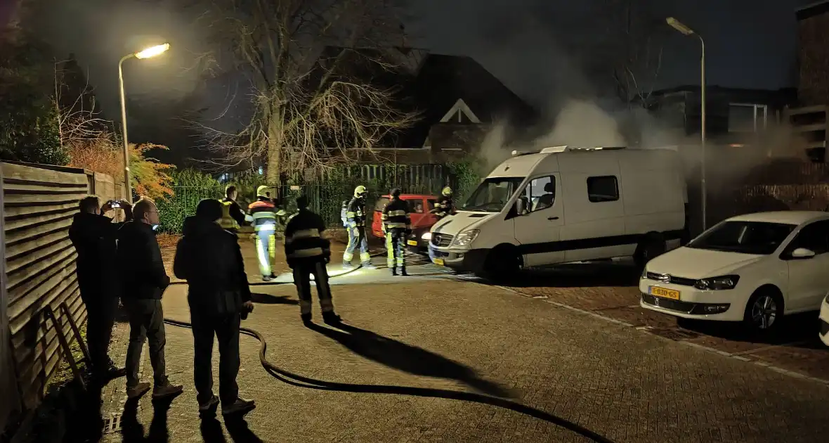 Auto uitgebrand op parkeerplaats - Foto 6