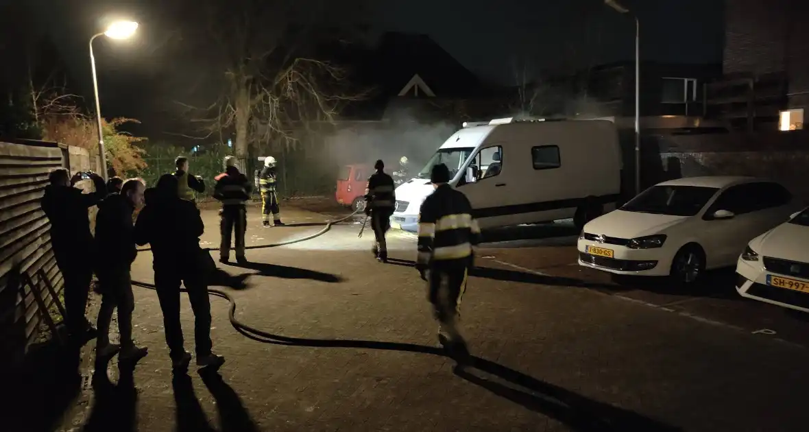 Auto uitgebrand op parkeerplaats - Foto 7