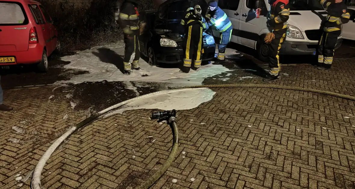 Auto uitgebrand op parkeerplaats - Foto 9