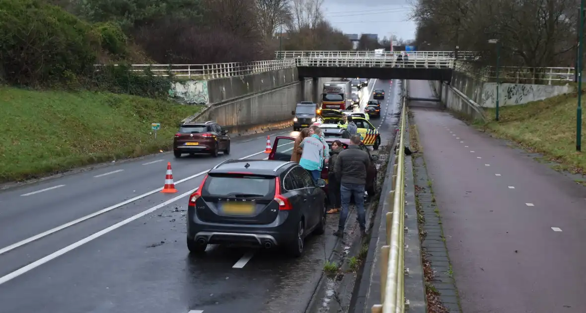 Kettingbotsing met vier voertuigen - Foto 3