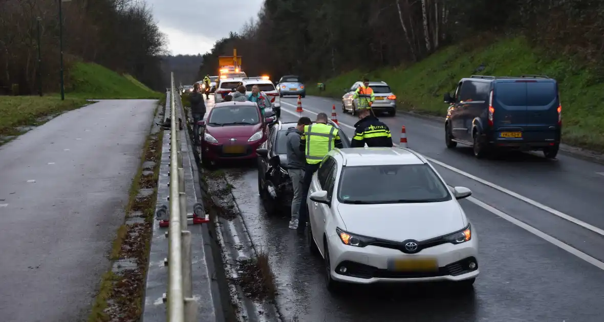 Kettingbotsing met vier voertuigen - Foto 4