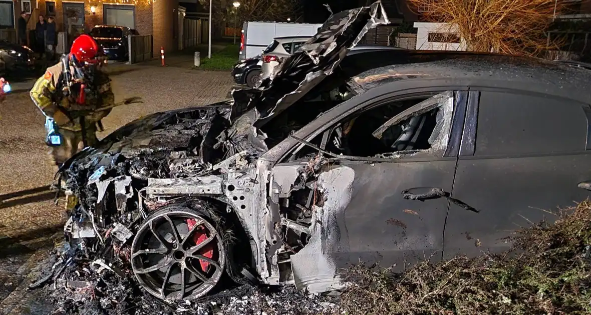 Porsche Cayenne verwoest door brand - Foto 15