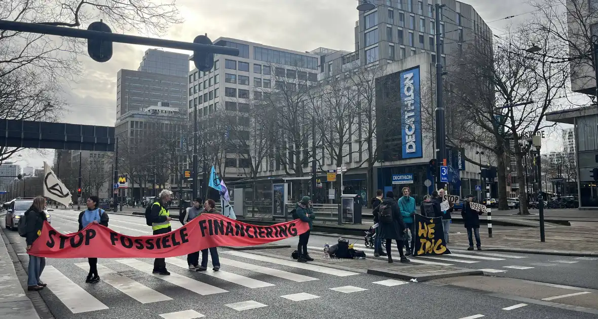 Demonstranten Extinction Rebellion blokkeren Coolsingel