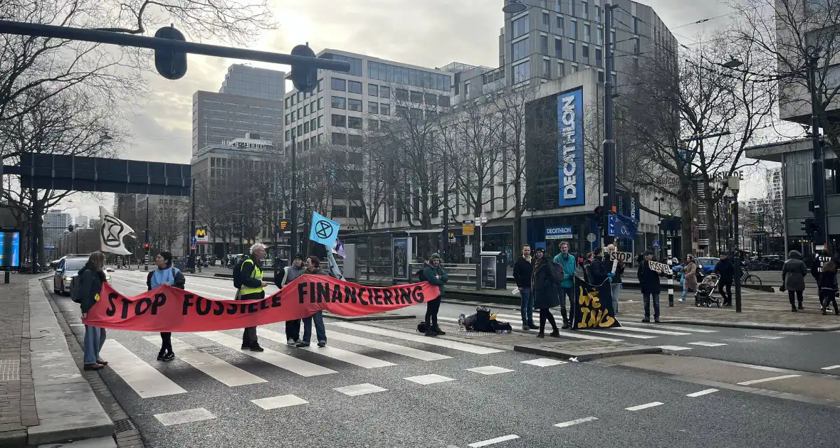 Demonstranten Extinction Rebellion blokkeren Coolsingel - Foto 1