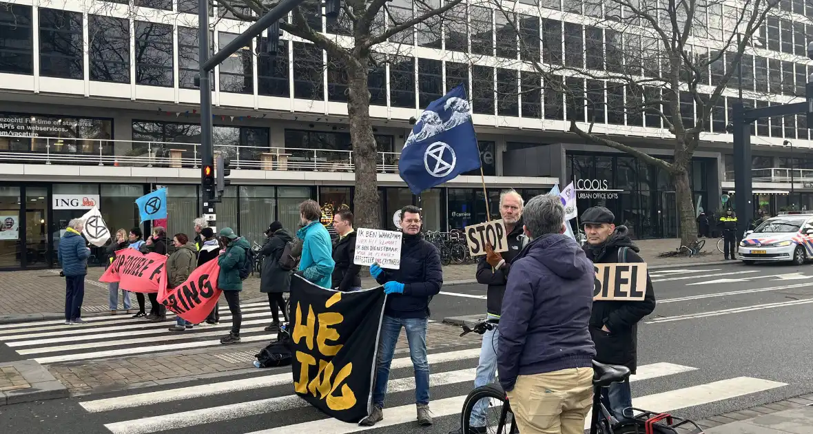 Demonstranten Extinction Rebellion blokkeren Coolsingel - Foto 10