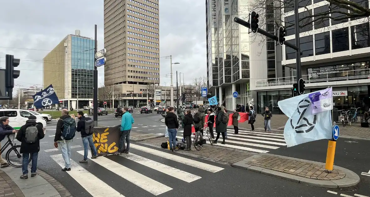 Demonstranten Extinction Rebellion blokkeren Coolsingel - Foto 13