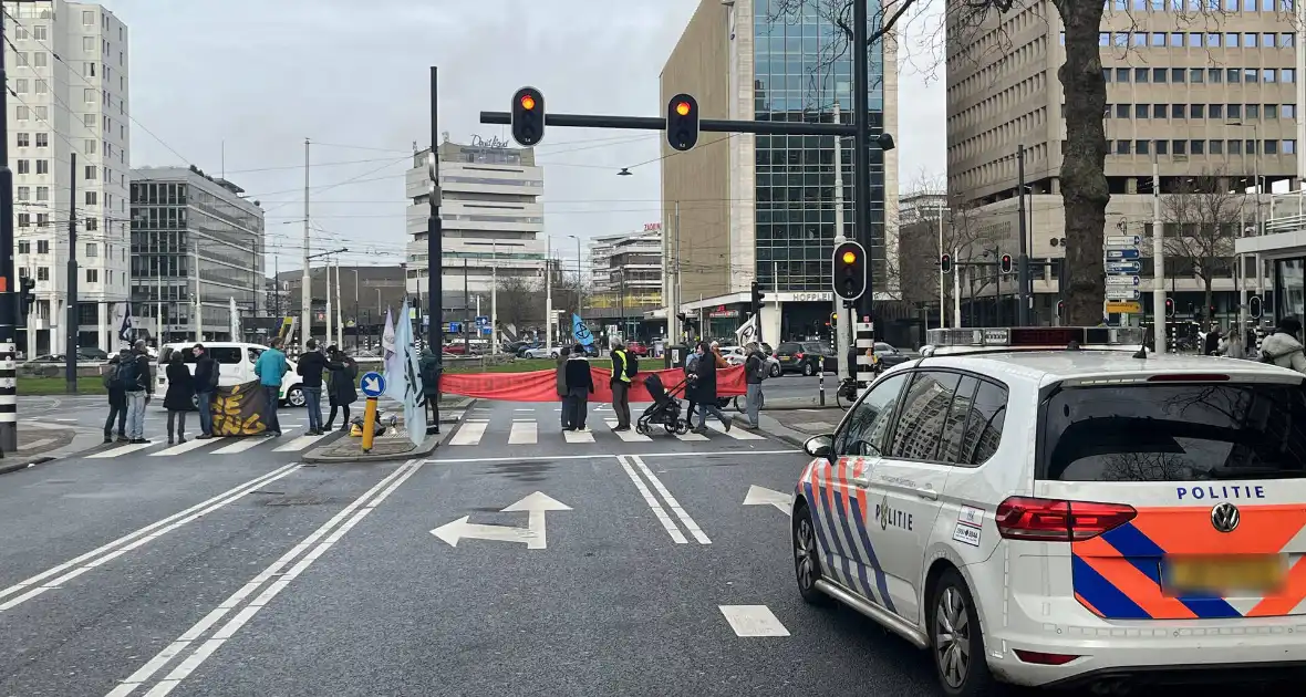 Demonstranten Extinction Rebellion blokkeren Coolsingel - Foto 4