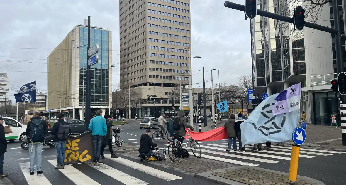 Demonstranten Extinction Rebellion blokkeren Coolsingel - Foto 5