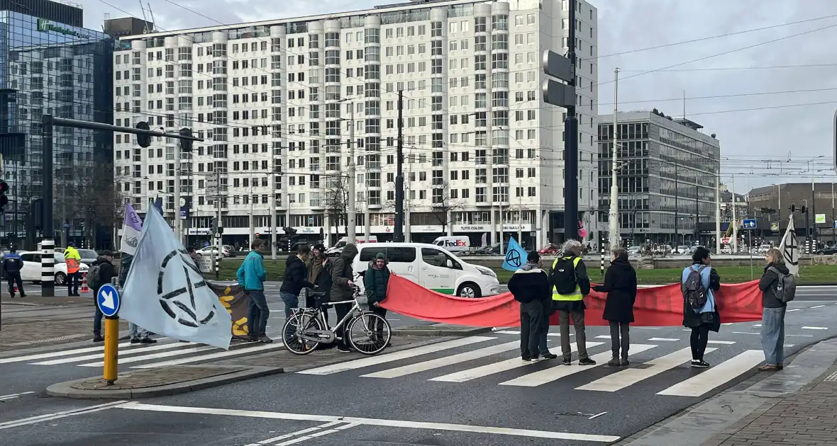 Demonstranten Extinction Rebellion blokkeren Coolsingel - Foto 6