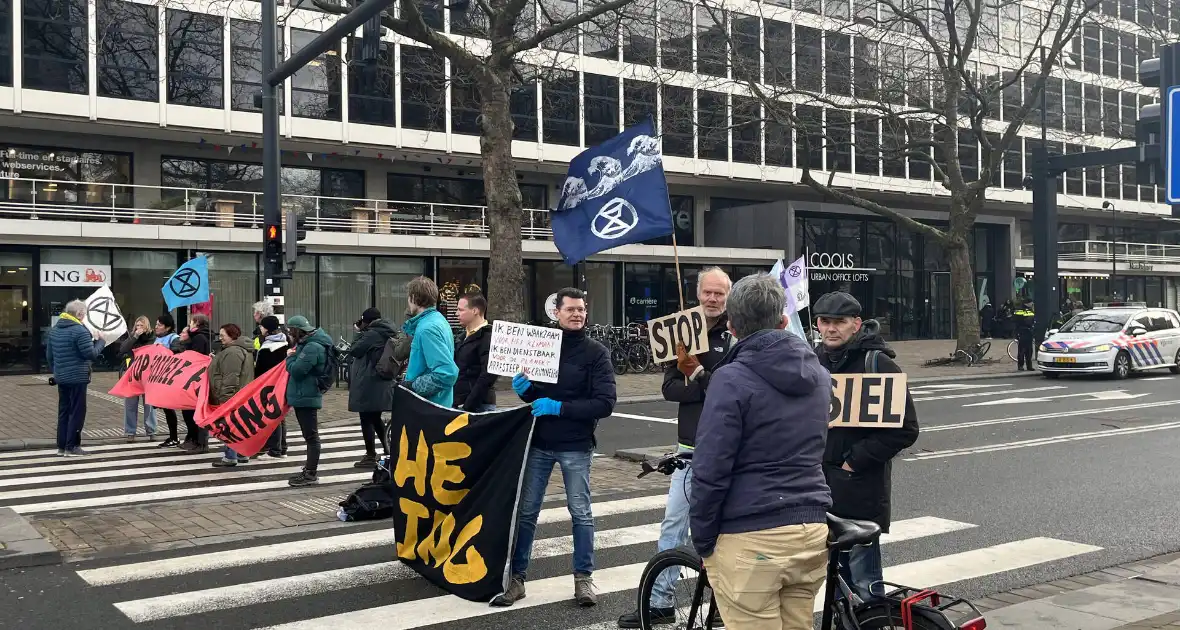 Demonstranten Extinction Rebellion blokkeren Coolsingel - Foto 7