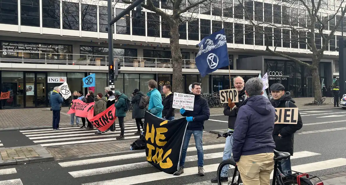 Demonstranten Extinction Rebellion blokkeren Coolsingel - Foto 8