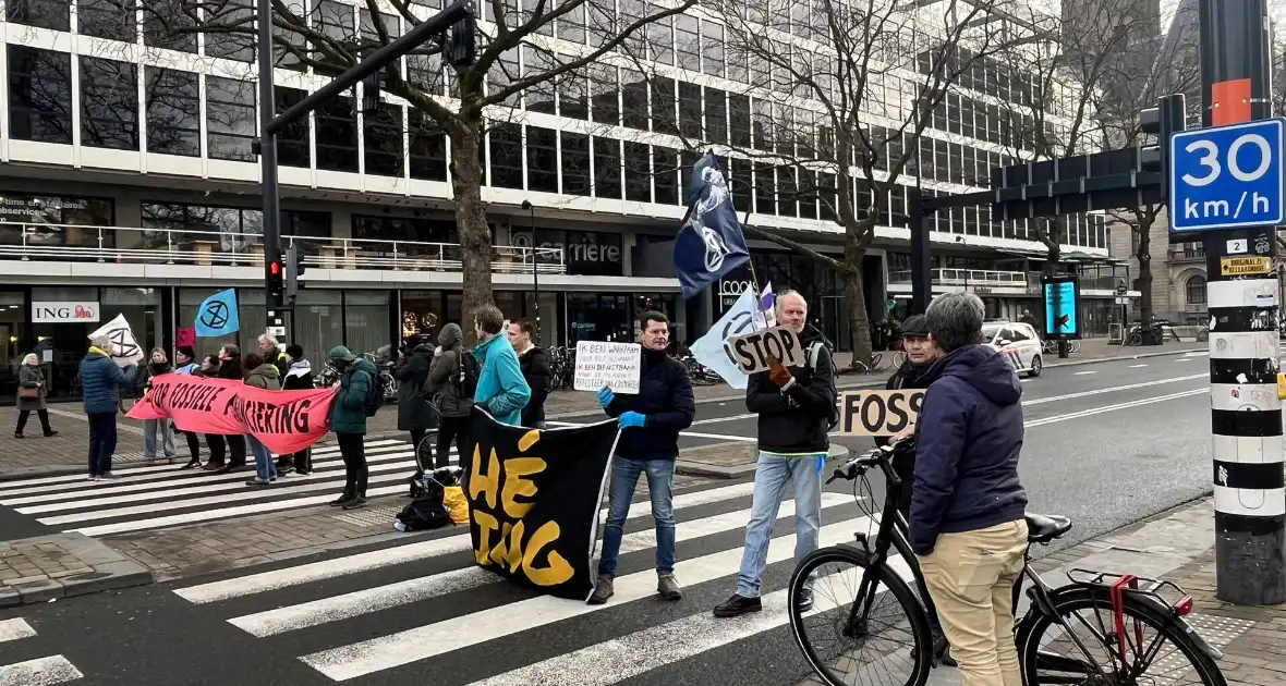 Demonstranten Extinction Rebellion blokkeren Coolsingel - Foto 9