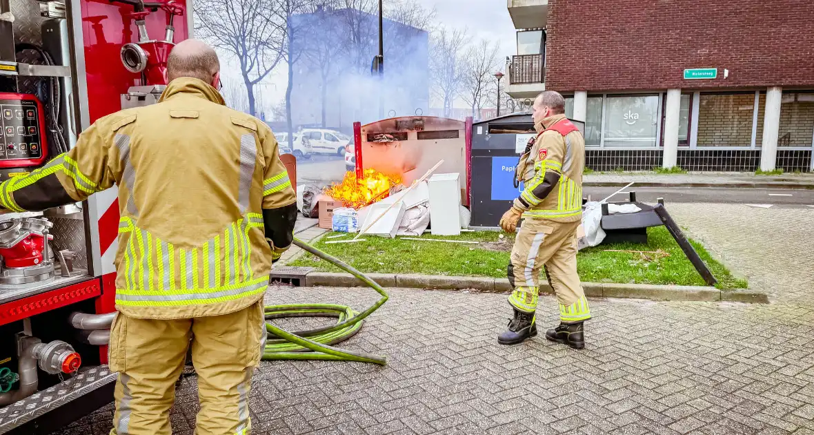 Opnieuw papiercontainer in brand - Foto 4