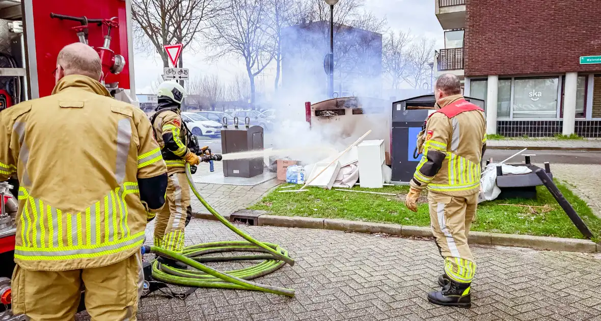 Opnieuw papiercontainer in brand - Foto 5