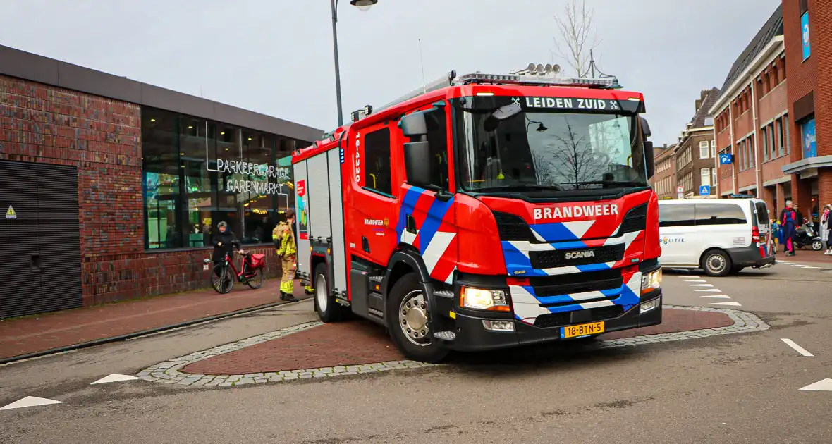 Prullenbak vat vlam in parkeergarage - Foto 6