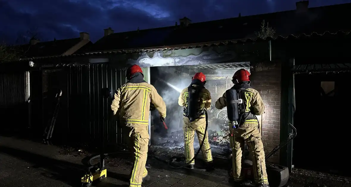 Felle brand in garage, vuurwerk mogelijk oorzaak van de brand