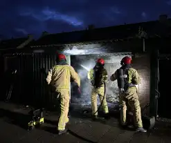 Felle brand in garage, vuurwerk mogelijk oorzaak van de brand