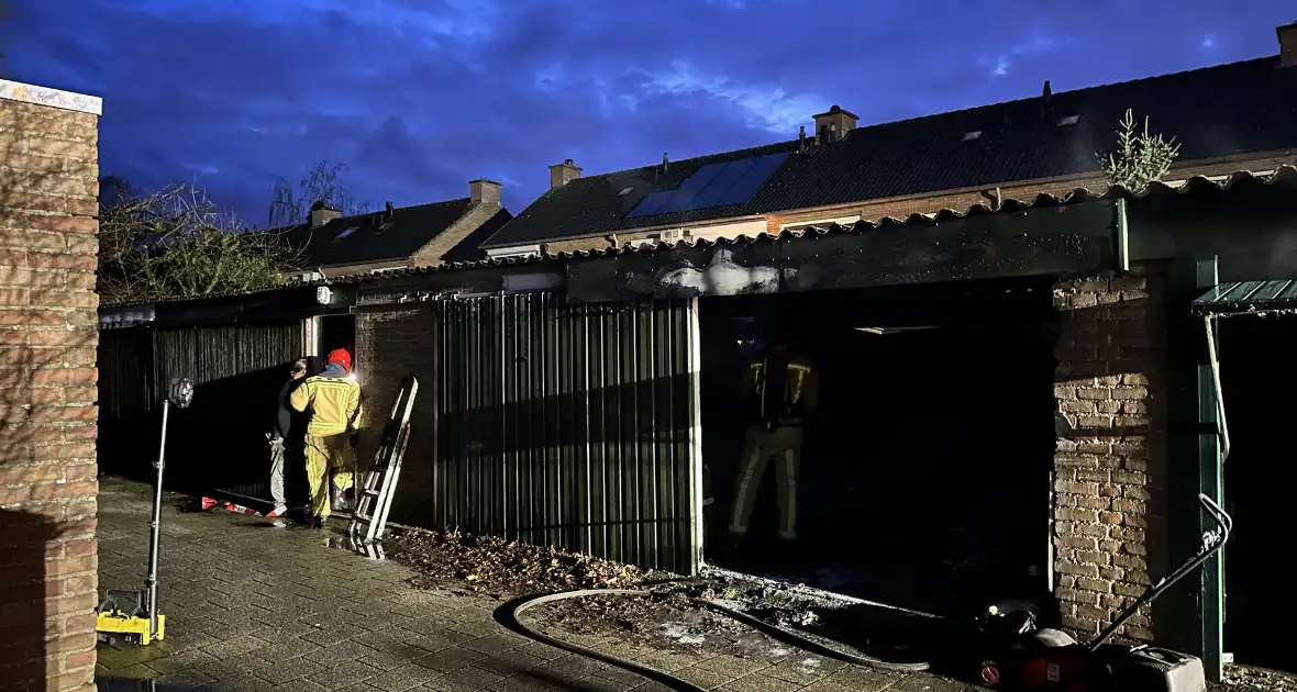 Felle brand in garage, vuurwerk mogelijk oorzaak van de brand - Foto 2