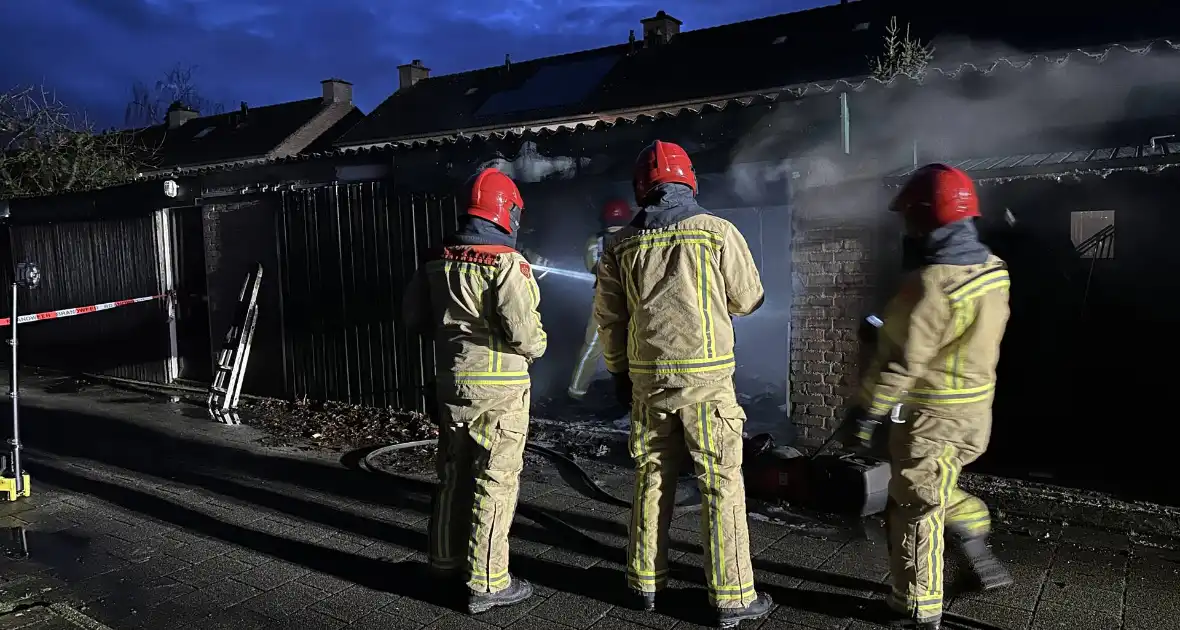 Felle brand in garage, vuurwerk mogelijk oorzaak van de brand - Foto 3