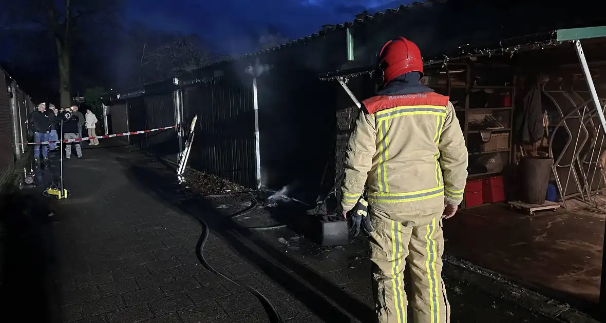 Felle brand in garage, vuurwerk mogelijk oorzaak van de brand - Foto 4