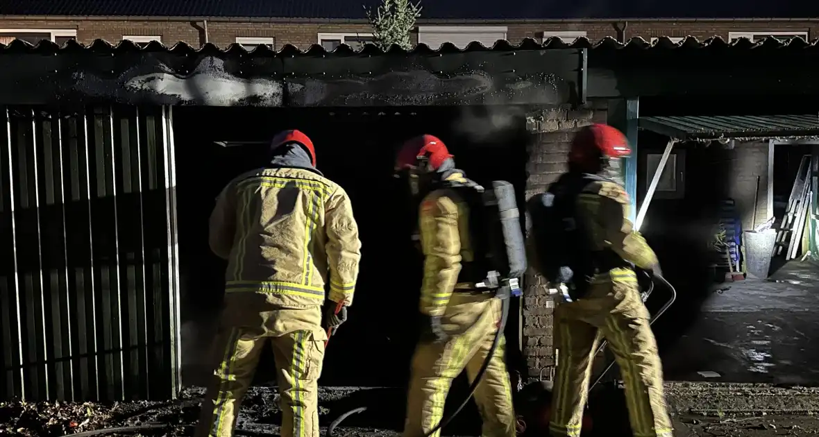 Felle brand in garage, vuurwerk mogelijk oorzaak van de brand - Foto 5