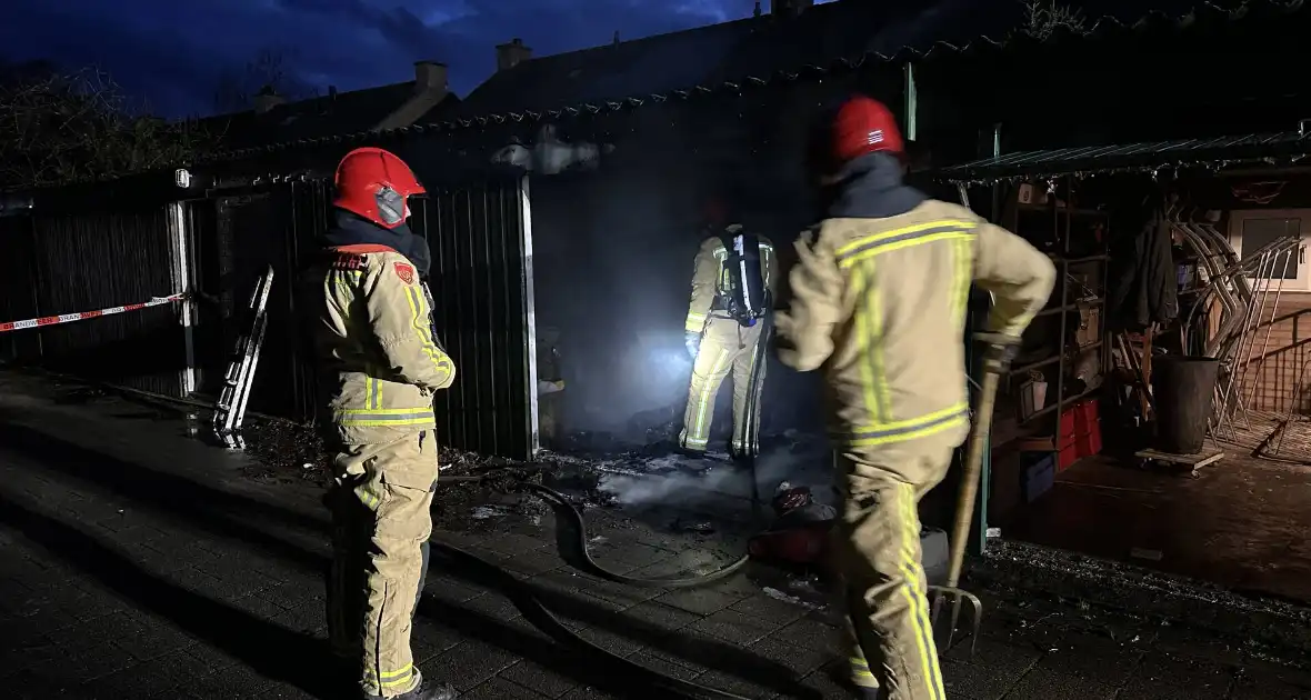 Felle brand in garage, vuurwerk mogelijk oorzaak van de brand - Foto 6