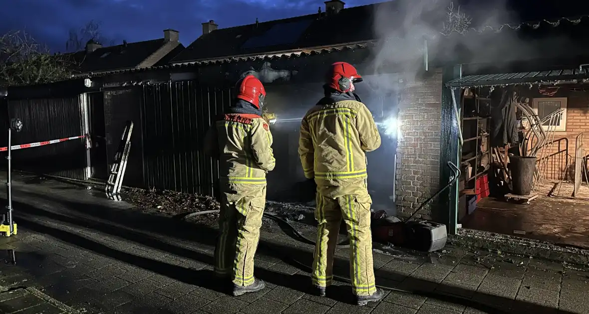 Felle brand in garage, vuurwerk mogelijk oorzaak van de brand - Foto 7