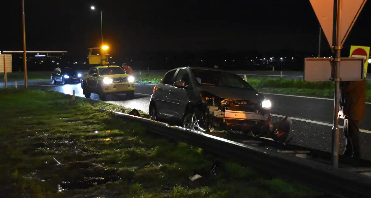 Automobilist belandt op vangrail van afrit