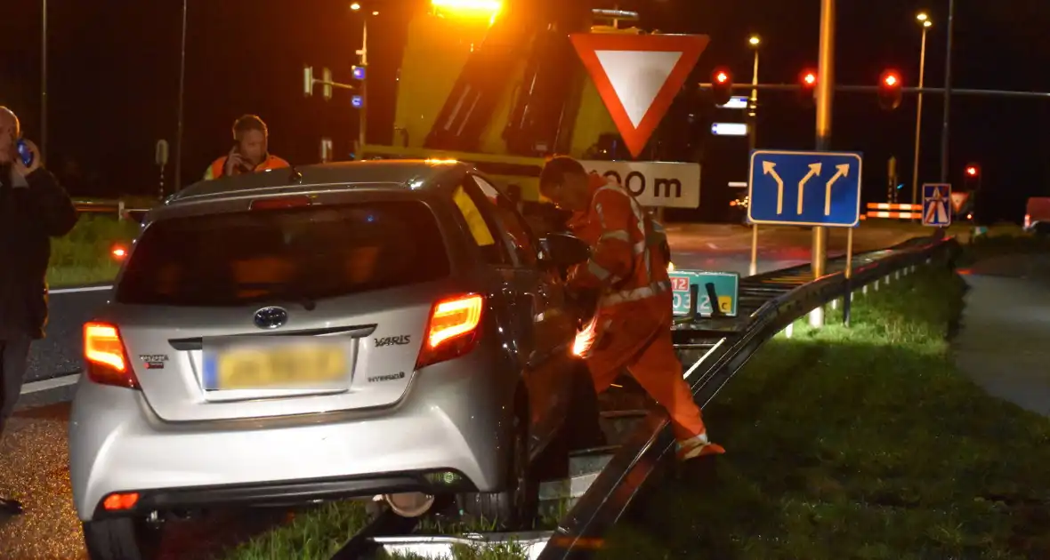 Automobilist belandt op vangrail van afrit - Foto 1