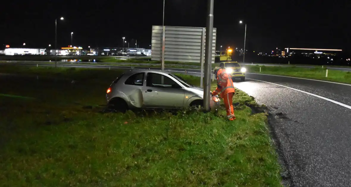 Automobilist vliegt uit de bocht en klapt op lantaarnpaal