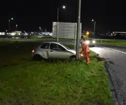 Automobilist vliegt uit de bocht en klapt op lantaarnpaal