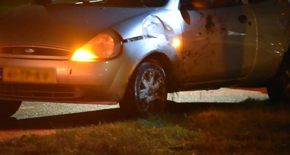 Automobilist vliegt uit de bocht en klapt op lantaarnpaal - Foto 1