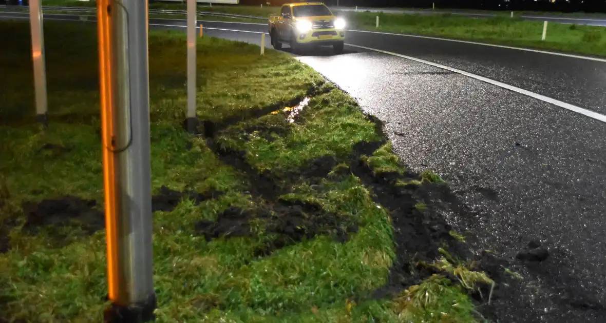 Automobilist vliegt uit de bocht en klapt op lantaarnpaal - Foto 2