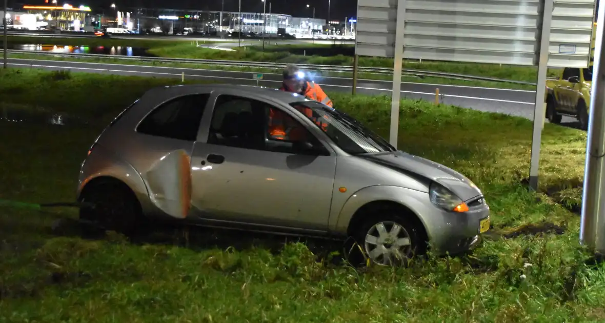 Automobilist vliegt uit de bocht en klapt op lantaarnpaal - Foto 3