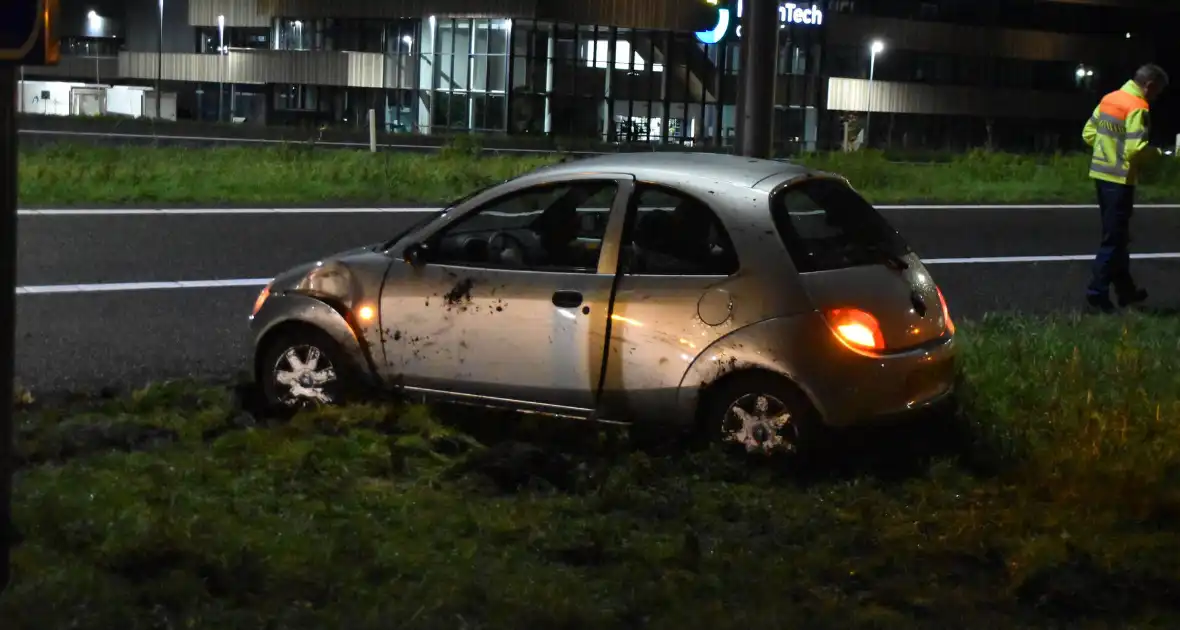 Automobilist vliegt uit de bocht en klapt op lantaarnpaal - Foto 4