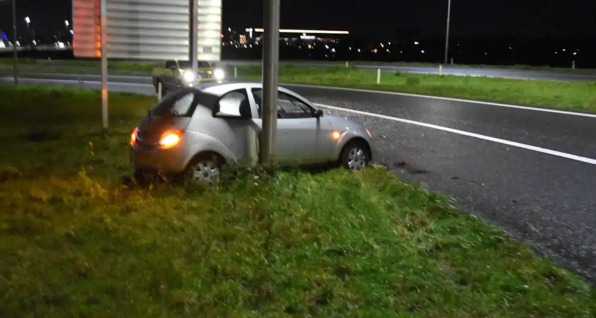 Automobilist vliegt uit de bocht en klapt op lantaarnpaal - Foto 5