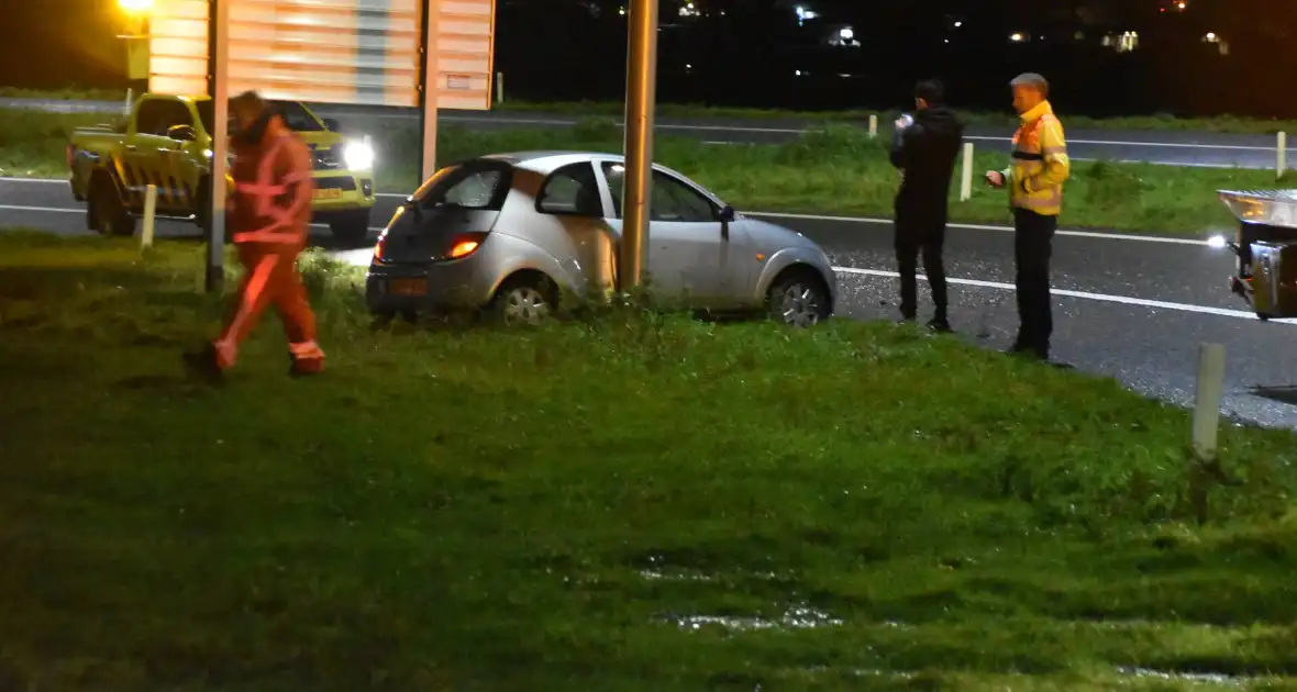 Automobilist vliegt uit de bocht en klapt op lantaarnpaal - Foto 6