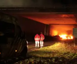 Bestelbus uitgebrand onder viaduct