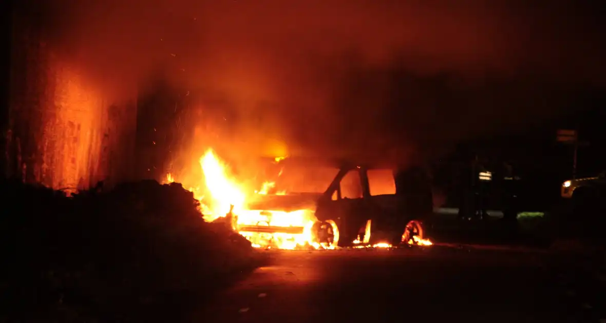 Bestelbus uitgebrand onder viaduct - Foto 1