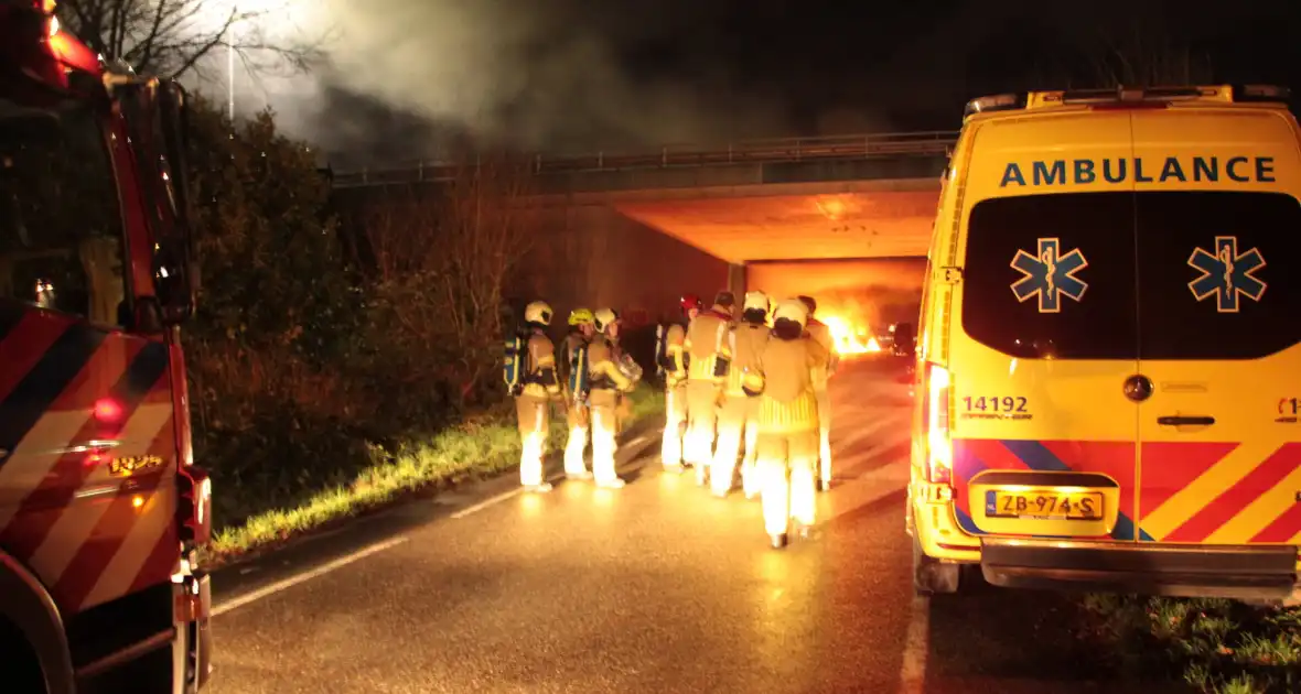 Bestelbus uitgebrand onder viaduct - Foto 2