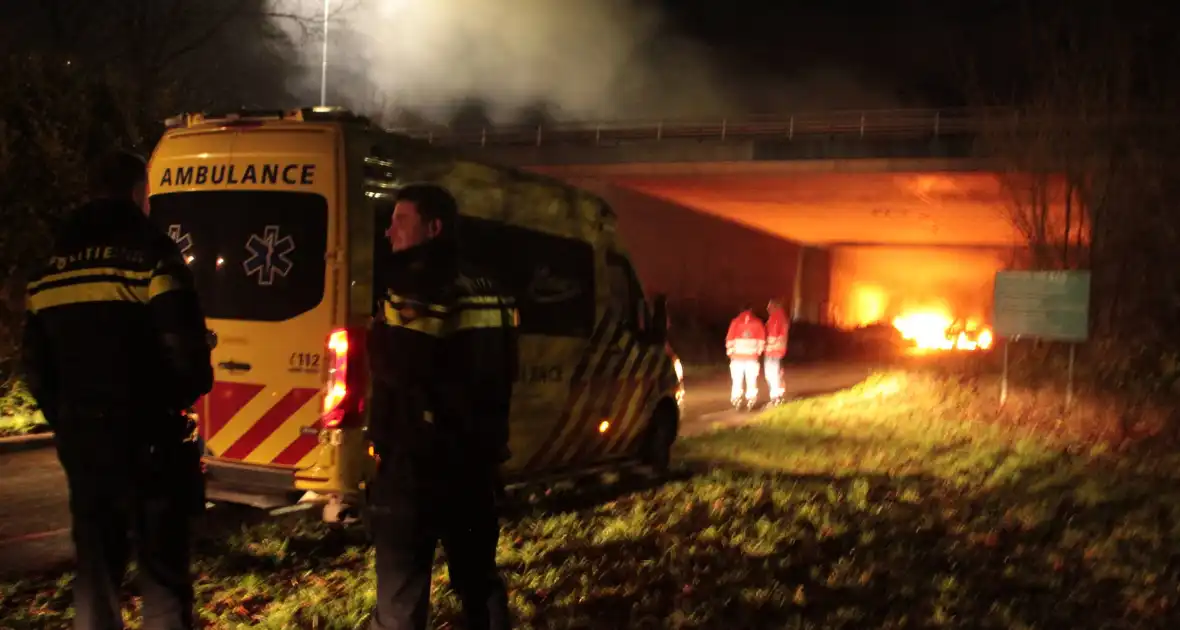 Bestelbus uitgebrand onder viaduct - Foto 3