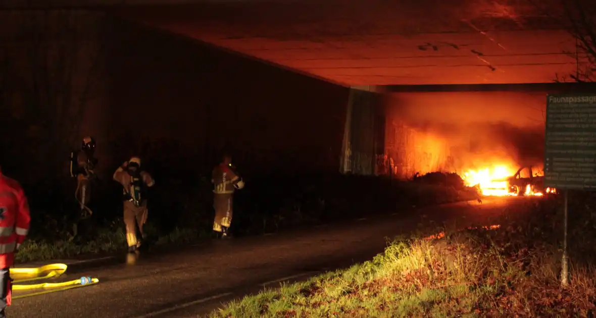 Bestelbus uitgebrand onder viaduct - Foto 4