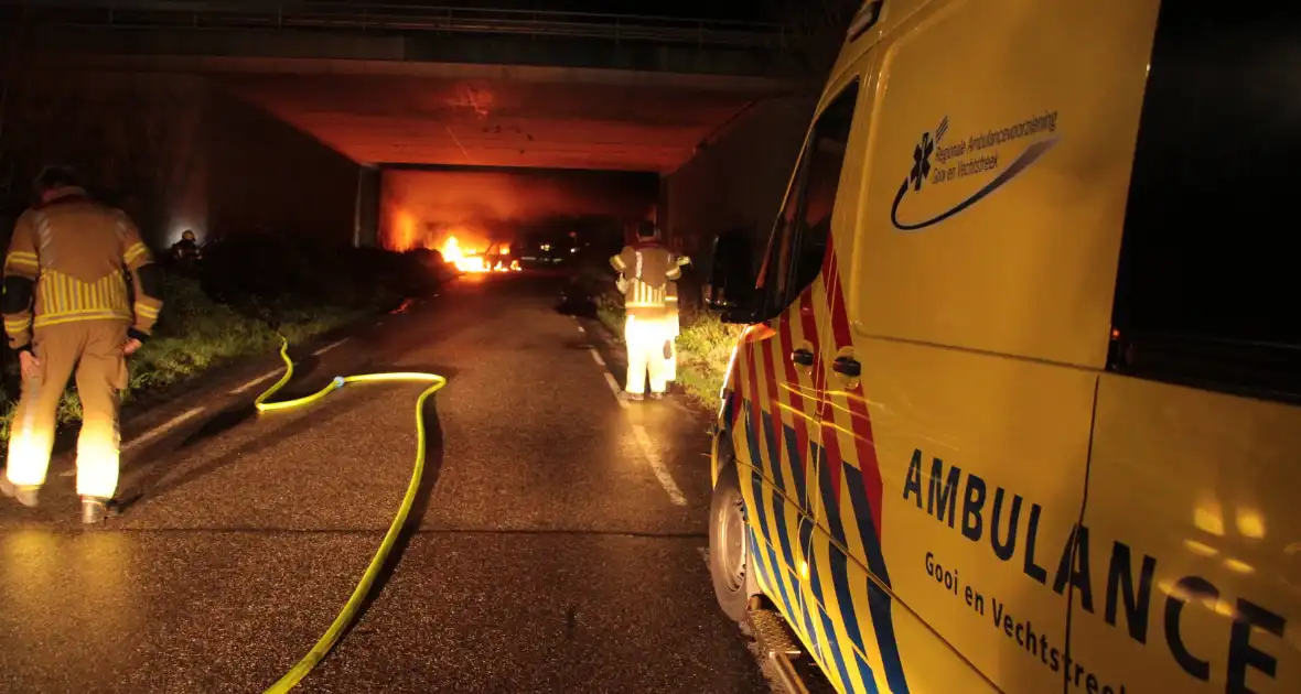 Bestelbus uitgebrand onder viaduct - Foto 5