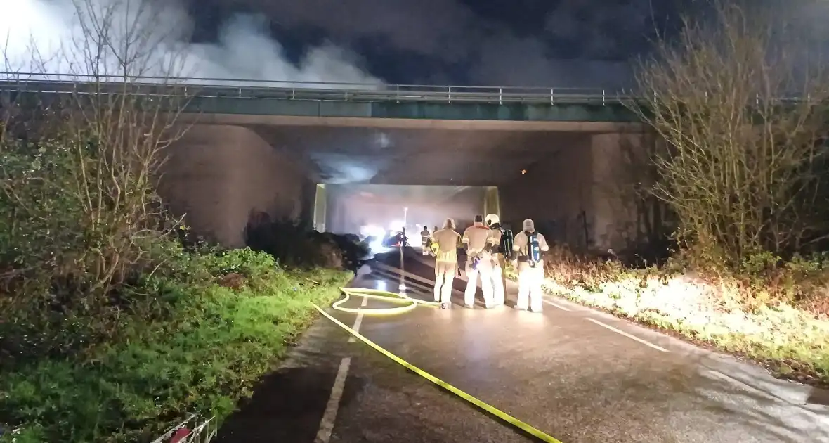 Bestelbus uitgebrand onder viaduct - Foto 8