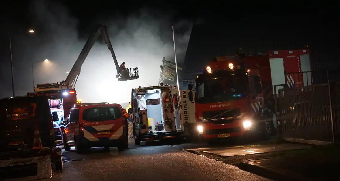 Autobrand slaat over naar bedrijfspand - Foto 10