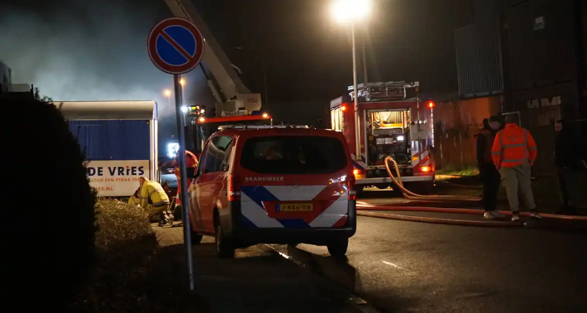 Autobrand slaat over naar bedrijfspand - Foto 7