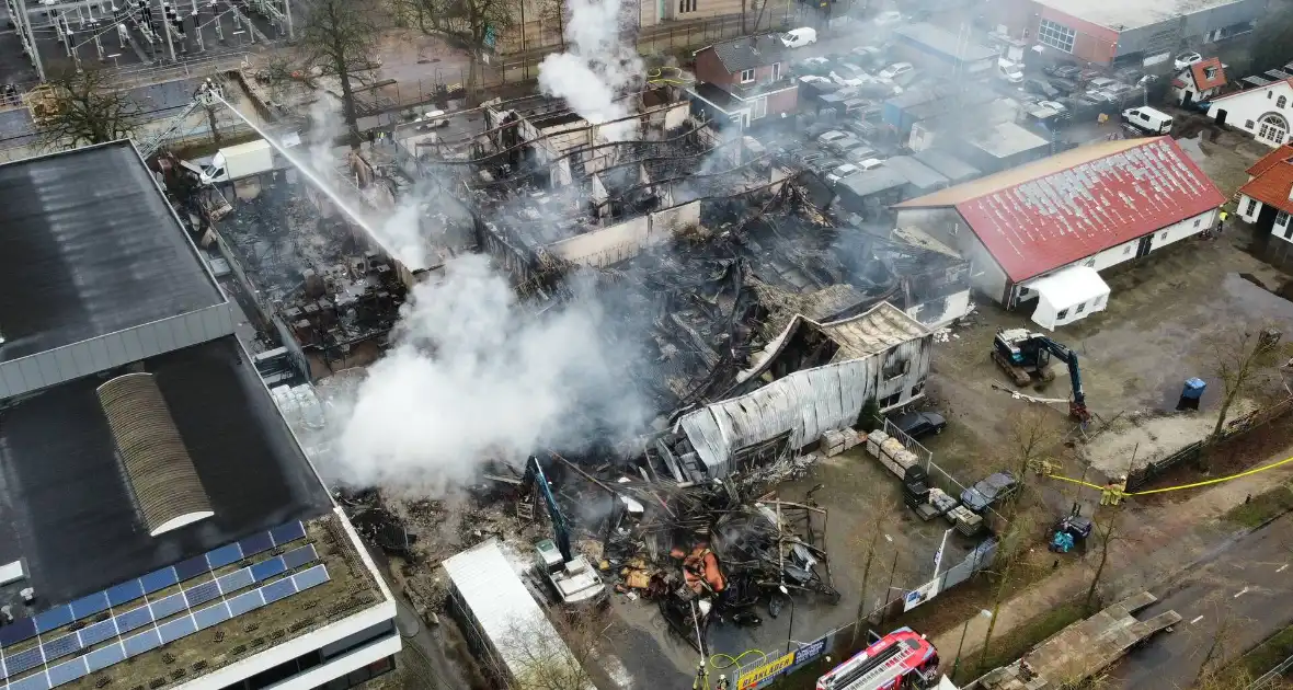 Bedrijfspanden verwoest door brand, overslag naar vuurwerkopslag voorkomen